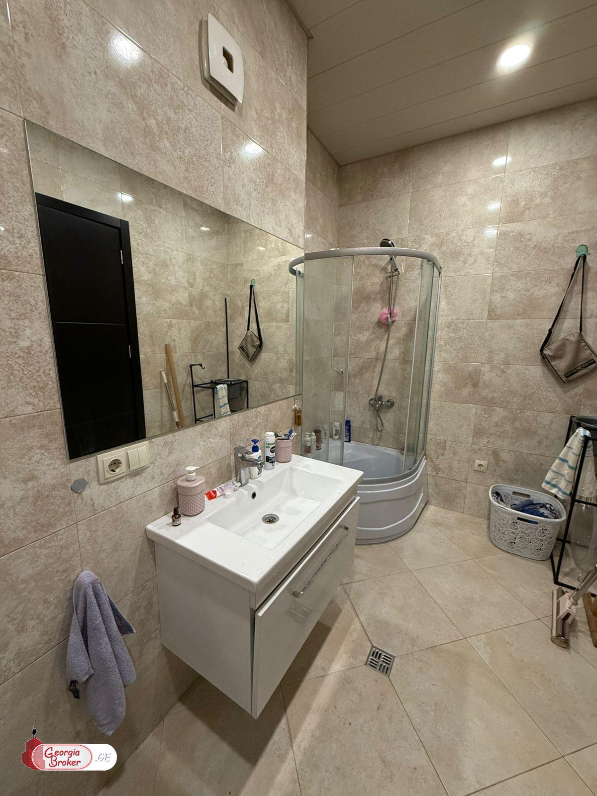 ქირავდება ახალი გარემონტებული 5 ოთახიანი ბინა ვაკეში